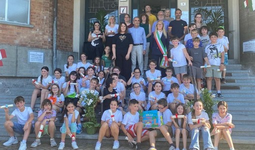 Le classi quinte della Primaria di Manta in vista al Municipio Le classi quinte della Primaria di Manta in vista al Municipio