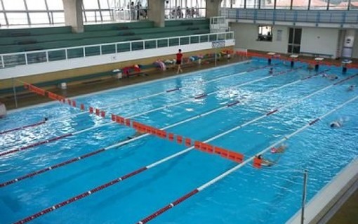 Nuovi arredi e zero barriere architettoniche per la piscina di Mondovì: investiti 33mila euro