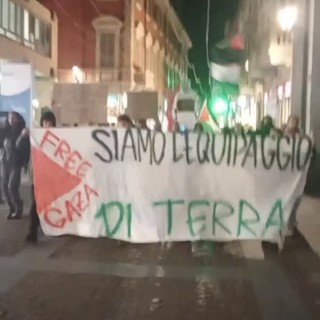 Un momento del corteo Un momento del corteo