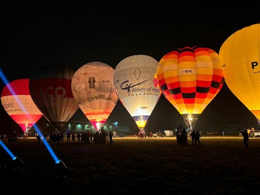 Il Nightglow inaugura il Raduno delle mongolfiere a Mondovì con “Stranger Balloons”