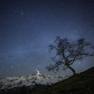 Il Monviso sotto un cielo stellato. Foto Domeian, CC BY-SA 4.0, Wikimedia Commons