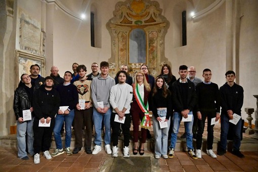 I neo maggiorenni di Manta hanno ricevuto la Costituzione I neo maggiorenni di Manta hanno ricevuto la Costituzione