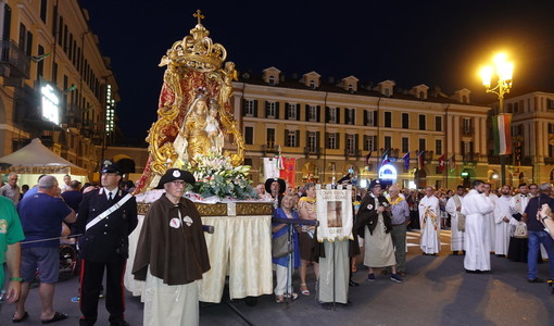 A Cuneo si celebra la Madonna del Carmine: nel pomeriggio l'Infiorata e la sera la processione A Cuneo si celebra la Madonna del Carmine: nel pomeriggio l'Infiorata e la sera la processione