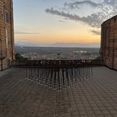 La terrazza dell'ex tribunale, prima dell'intervento di riqualificazione, durante una mostra di Corrado Ambrogio