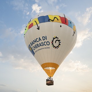 La prima volta sui cieli di Langhe e Roero della mongolfiera di Banca di Cherasco