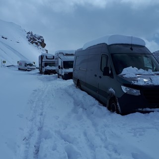 Alcuni dei mezzi bloccati nella neve sul Colle della Maddalena