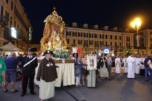 A Cuneo si celebra la Madonna del Carmine: nel pomeriggio l'Infiorata e la sera la processione A Cuneo si celebra la Madonna del Carmine: nel pomeriggio l'Infiorata e la sera la processione