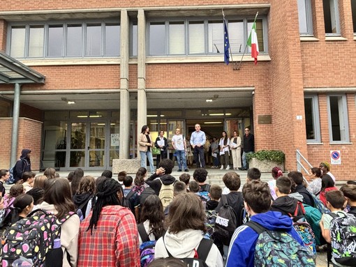 Il saluto del vice sindaco, Gabriele Campora agli studenti dell'Anna Frank Il saluto del vice sindaco, Gabriele Campora agli studenti dell'Anna Frank