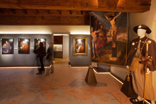 A Cuneo il Museo Diocesano diventa palcoscenico con la performance “Meravigliosi sintomi”