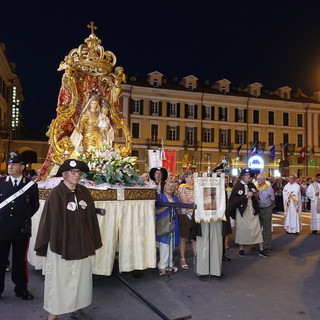 A Cuneo si celebra la Madonna del Carmine: nel pomeriggio l'Infiorata e la sera la processione