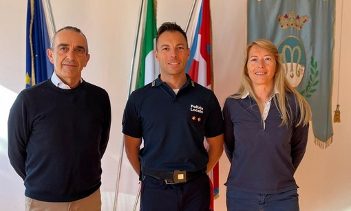 Marco Zavatteri il nuovo agente di Polizia Locale di Manta tra il sindaco Ivana Casale e il vice Pierfranco Margaria Marco Zavatteri il nuovo agente di Polizia Locale di Manta tra il sindaco Ivana Casale e il vice Pierfranco Margaria