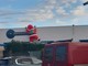 Un maxi Babbo Natale “acrobata” fa gli auguri da Ironcut di Manta