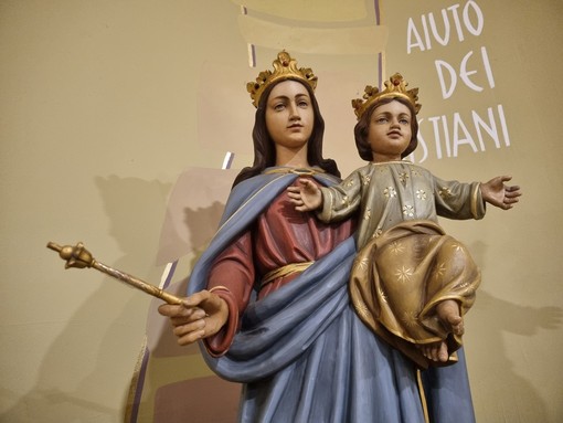 In foto, la statua dell’Ausiliatrice nella cappella dei Salesiani di Bra In foto, la statua dell’Ausiliatrice nella cappella dei Salesiani di Bra