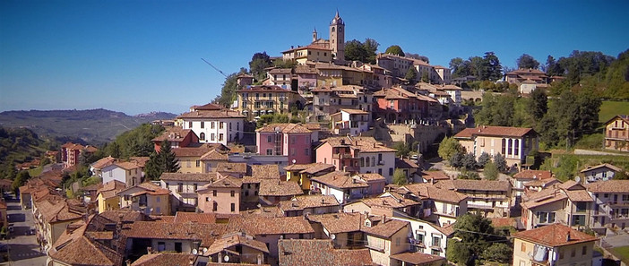 Una veduta del comune langarolo Una veduta del comune langarolo
