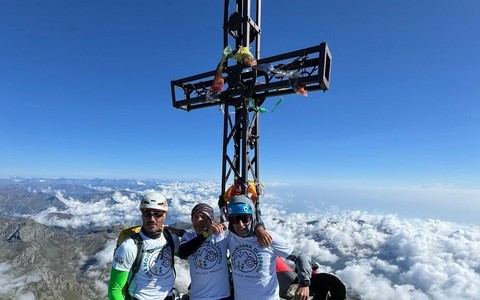 Marco Galliano in vetta al Monviso, agosto 2025 chiude la sua impresa "Una montagna di sorrisi"