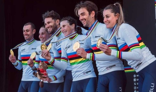 Matteo Sobrero con i compagni sul podio mondiale (foto profilo instagram matteo sobrero) Matteo Sobrero con i compagni sul podio mondiale (foto profilo instagram matteo sobrero)