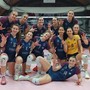 Le pumine festeggiano la vittoria sul campo del Chieri 76 (ph. ufficio stampa Mondovì Volley)