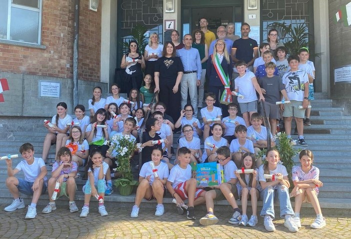Le classi quinte della Primaria di Manta in vista al Municipio Le classi quinte della Primaria di Manta in vista al Municipio