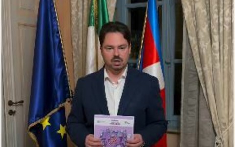 Alberto Deninotti sindaco di Marene con il riconoscimento di “Comune rifiuti free” di Legambiente