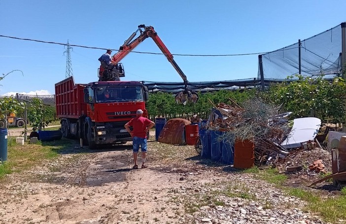 Manta, la raccolta del ferro sostiene la parrocchia: consegnati 1.800 euro a Don Silvio