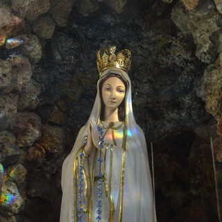 Simulacro della B.V. di Fatima, presente ai Battuti Neri di Bra Simulacro della B.V. di Fatima, presente ai Battuti Neri di Bra