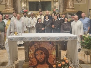 Foto di gruppo dopo la Messa in memoria di santa Chiara, a Bra Foto di gruppo dopo la Messa in memoria di santa Chiara, a Bra