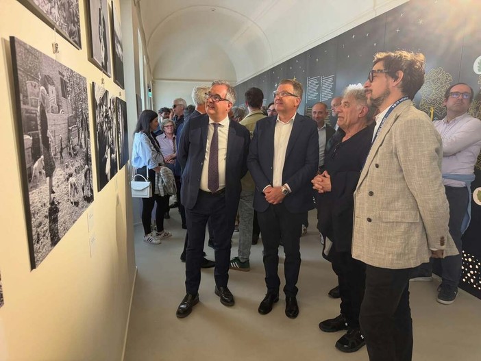 L'inaugurazione della mostra fotografica di Bruno Murialdo: sarà visitabile fino al 20 settembre L'inaugurazione della mostra fotografica di Bruno Murialdo: sarà visitabile fino al 20 settembre