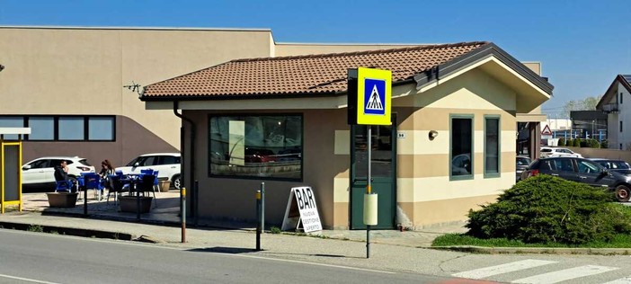 Il chiosco-bar di via Provinciale a Manta, oggetto del contenzioso tra Comune e privati