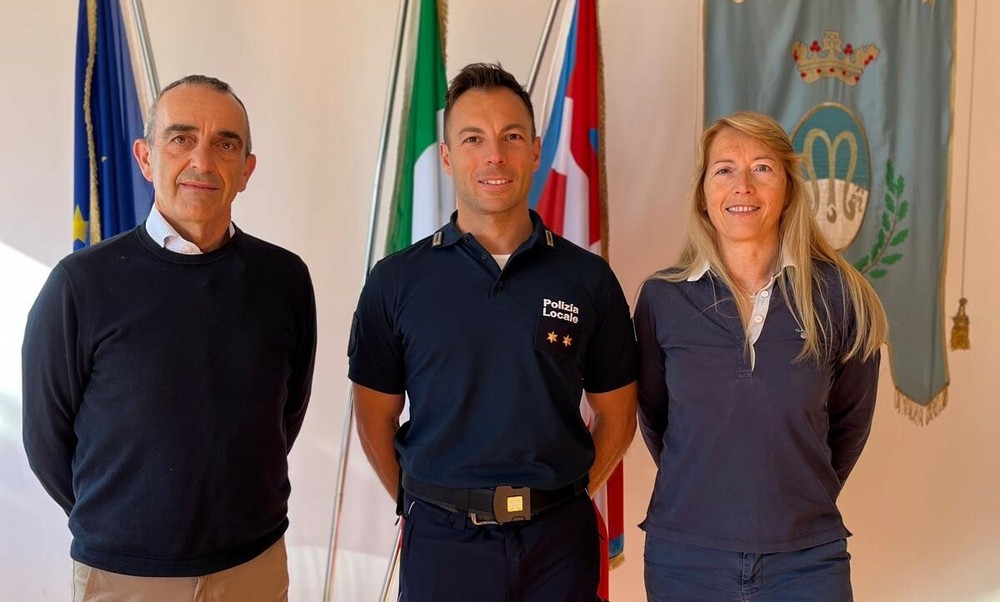 Marco Zavatteri il nuovo agente di Polizia Locale di Manta tra il sindaco Ivana Casale e il vice Pierfranco Margaria Marco Zavatteri il nuovo agente di Polizia Locale di Manta tra il sindaco Ivana Casale e il vice Pierfranco Margaria