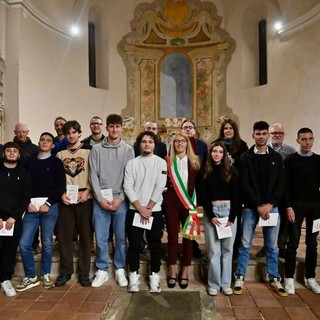 I neo maggiorenni di Manta hanno ricevuto la Costituzione