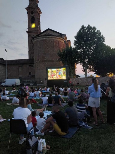 Marene, grande partecipazione all’oratorio per la cena benefica e il cinema sotto le stelle Marene, grande partecipazione all’oratorio per la cena benefica e il cinema sotto le stelle