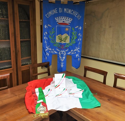 Monchiero: quattro giovani diventano maggiorenni e ricevono la Costituzione Italiana dall’Amministrazione Comunale