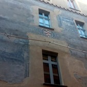 La parte di facciata in via Maghelona a Saluzzo dopo la fine lavori di recupero deli affreschi in facciata