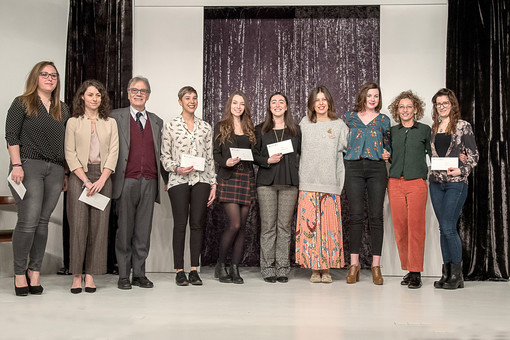 I neolaureati premiati posano insieme ad Elena ed Elisa Miroglio e al professor Oreste Calliano