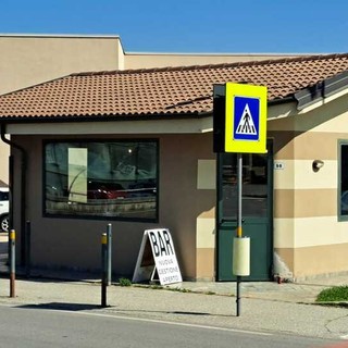 Il chiosco-bar di via Provinciale a Manta, oggetto del contenzioso tra Comune e privati