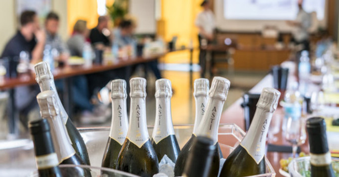 Vino nella Gdo in leggero calo, ma i brindisi aumentano: gli spumanti col segno positivo, metodo classico da record Vino nella Gdo in leggero calo, ma i brindisi aumentano: gli spumanti col segno positivo, metodo classico da record