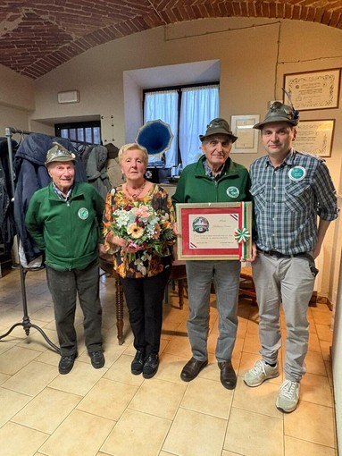 La targa consegnata all'alpino Franco Dalmasso