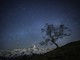 Il Monviso sotto un cielo stellato. Foto Domeian, CC BY-SA 4.0, Wikimedia Commons Il Monviso sotto un cielo stellato. Foto Domeian, CC BY-SA 4.0, Wikimedia Commons