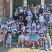 Le classi quinte della Primaria di Manta in vista al Municipio Le classi quinte della Primaria di Manta in vista al Municipio