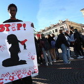 Centinaia di studenti del Grandis manifestano contro la violenza di genere: “Teniamo alta l'attenzione” [FOTO E VIDEO]