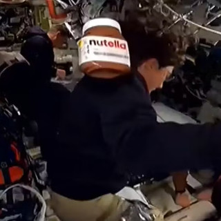 Nutella “in orbita” su Orion: perché il barattolo fluttuante di Artemis II è diventato virale (e cosa c’entra davvero il gusto nello spazio) Nutella “in orbita” su Orion: perché il barattolo fluttuante di Artemis II è diventato virale (e cosa c’entra davvero il gusto nello spazio)