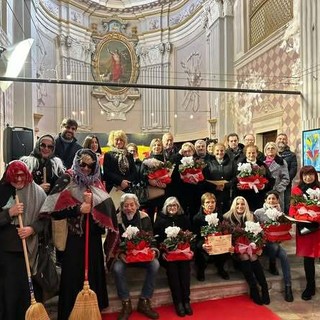 Novello, fiori e letture animate: una giornata tra cura del paese e cultura Novello, fiori e letture animate: una giornata tra cura del paese e cultura