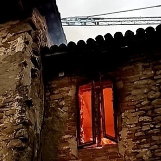 Diano d’Alba, fulmine innesca incendio allo Spianamento: sindaco e protezione civile all’opera per spegnere il rogo