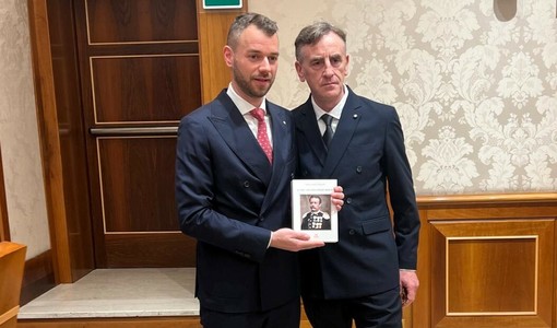 Nicola Cotti e Stefano De Carolis con il libro dedicato a Chiaffredo Bergia Nicola Cotti e Stefano De Carolis con il libro dedicato a Chiaffredo Bergia