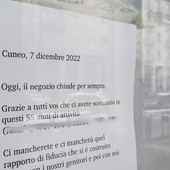 Il cartello di un negozio di Cuneo chiuso a dicembre 2022 dopo 55 anni di attività