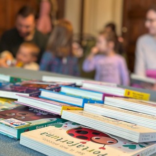 Ceva: i libri di "Nati per Leggere" consegnati ai bambini nati nel 2025