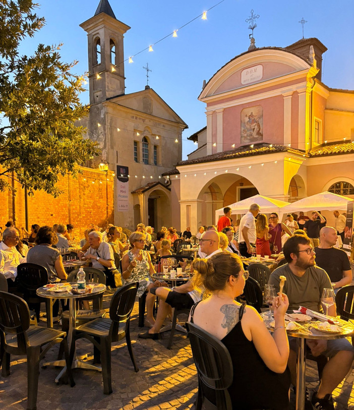 “Le Notti del Vino”: la sera in cui Barolo incontra le stelle “Le Notti del Vino”: la sera in cui Barolo incontra le stelle