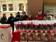 La distribuzione delle uova di Pasqua dell'Ail, col personale del reparto di Ematologia La distribuzione delle uova di Pasqua dell'Ail, col personale del reparto di Ematologia