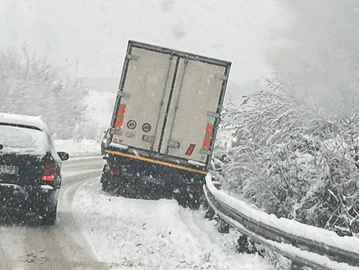 Una delle tante immagini – qui sulla Statale 231 a Govone – di mezzi pesanti in difficoltà a causa della nevicata di ieri