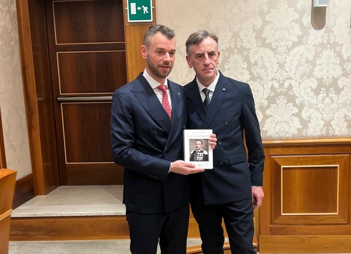 Nicola Cotti e Stefano De Carolis con il libro dedicato a Chiaffredo Bergia Nicola Cotti e Stefano De Carolis con il libro dedicato a Chiaffredo Bergia